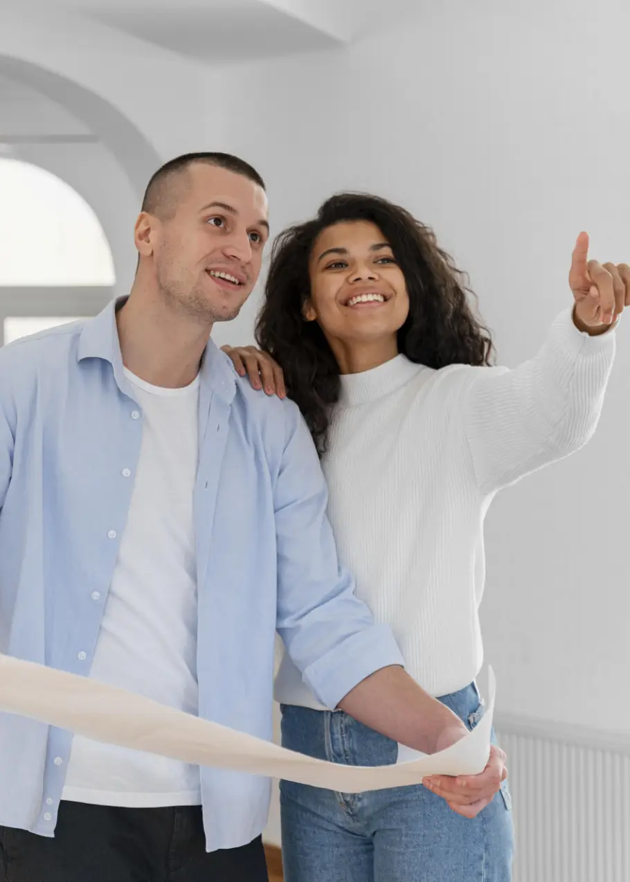 Un couple visite un appartement, plans du logement en main, à Dijon