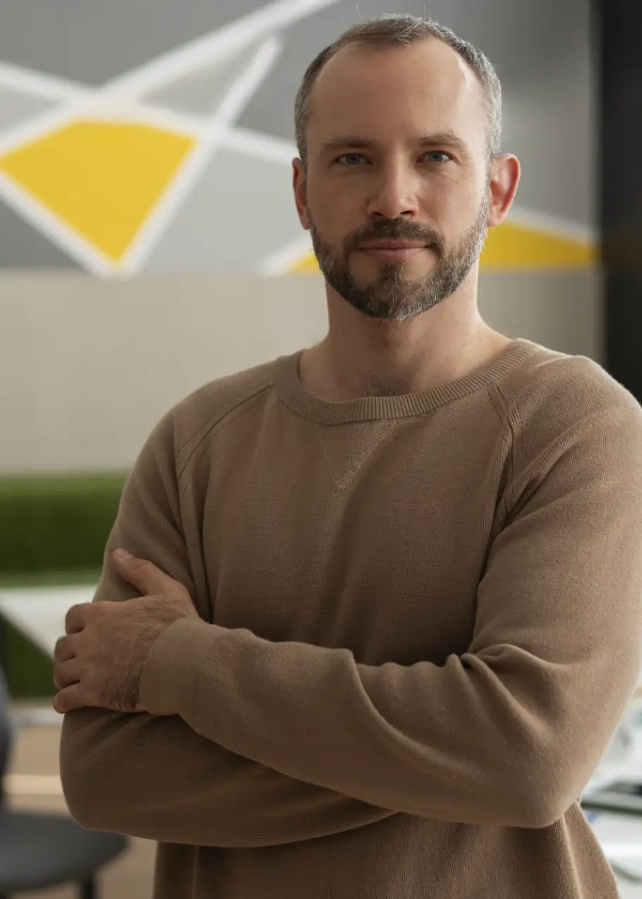 Commerçant devant son local professionnel à Dijon